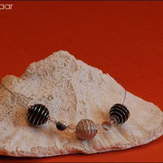 Spiralkugelnkette mit Perlen u. Glasteinen in div. Farben (66 € *)