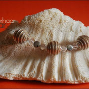 Spiralkugelkette mit Perlen u. Glasteinen in div. Farben (58 € *)