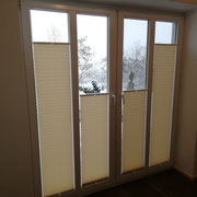 Plissee. Sichtschutz von außen-dekoratives Element im Wohnbereich.