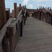 Die neue Brücke über Küstenstrasse und Tramschienen direkt zum Strand