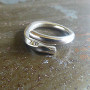 Bague argent 925 fil rond en torsade avec fil carré, gravure intérieure