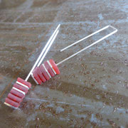Boucles d'oreille longues carrés argent et pvc rouge