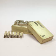スタンプ106　ALPHABET　白木BOX入り　120×68×65H　¥700