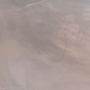 Abb. 8: Bild aus zwei Originalaufnamen. Sie zeigen Adrastea (mittig oben) und den Schatten Ios vor der Jupiteratmosphäre, aufgenommen von Voyager 1 am 5. März 1979 um 08:23:48 UT bzw. 08:27:00 UT. © NASA/JPL-Caltech/Justin Cowart