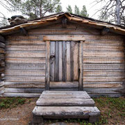 Einfache Hütte im Freilichtmuseum.