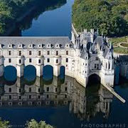 Accompagnateur de voyage personnalisé-Chateau de la Loire-https://www.facebook.com/aidantservices/