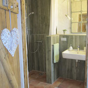 Die großzügige, bodenebene Dusche