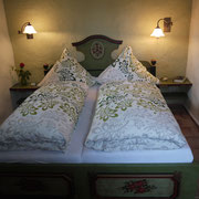 Kuschelige Bauernbetten im Schlafzimmer