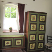 Kommode und Schrank bieten viel Stauraum