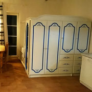 Hinter dem Schrank ist das Alkovenbett