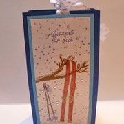 Geschenkverpackung für Tee und Schokoriegel mit einem Ski-Motiv