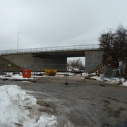 Der Baukran und das letzte Fundament der Behelfbrücke ...