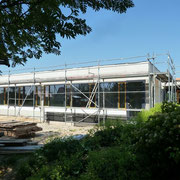 Der neue Anbau am Kindergarten ist nun mit Fenstern und Türen ausgestattet.