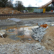 Die Bohrpfähle werden bis auf Funtamentebene vom Beton befreit.