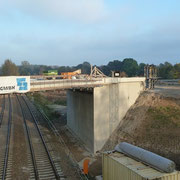 An der Eisenbahnbrücke werden zur Zeit auf Fischbacher Seite die Brückenenden eingeschalt.
