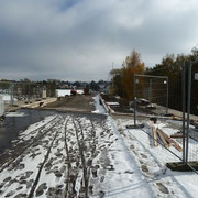 Auf Fischbacher Seite sind die Bordsteine bis an die Brücke gesetzt im Hintergrund sind die Masten für die Fußwegbeleuchtung zu erkennen.