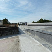 Damit wird die Längenänderung der Brücke ausgeglichen (Winter – Brücke verkürzt sich/Sommer – Brücke dehnt sich aus).