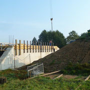 Arbeiter beginnen mit dem ausschalen der Röderbrücke.