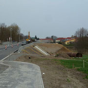 Arbeiter beim verfüllen der Böschung an der Röderbrücke