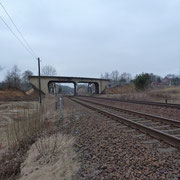 Die Brücke ist bis auf das Fundamet "ausgegraben" und steht zum Abriss bereit.