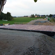 Röderbrücke ist mit 2 Lagen eingefärbtes Epoxidharz abgedichtet und der Straßendamm ist auch auf Brückenhöhe aufgefüllt.