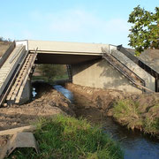 An der Röderbrücke werden die Flügelwände eingeschalt. Sämtliche Spundwände wurden entfernt. Röderbrücke muß noch fertig verfüllt und das Flußbett wiede hergestellt werden.