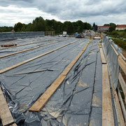 Blick auf die Eisenbahnbrücke der Beton muß aushärten.