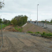 Die Behelfsstraße zum alten Bahnhof wird beräumt.