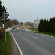 Bei halbseitiger Fahrbahnsperrung wird die Straßenböschung auf Fischbacher Seite fertiggestellt.