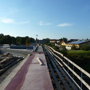 Fußweg und Fahrbahn lassen sich erahnen.