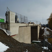 Das Baugerüst wurde auch auf beiden Seiten der Brücke entfernt.