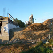 An der Röderbrücke wird auf Fischbacher Seite der Straßendamm aufgefüllt.