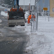 Arbeiter beim bau der letzten Schutzplanken auf Fischbacher  Seite.