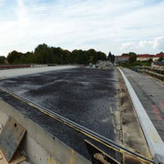 Fuß und Radweg auf der Brücke ist Betoniert und erste Schicht Gussasphalt ist aufgebracht.