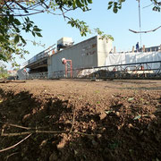 Die Betonrüttelbohle im Vortergrund dient zum Abziehen und Verdichten von große Betonflächen.