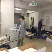 「仮設新聞」作りの作業風景