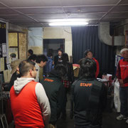 終演後のお見送りをキャスト＆スタッフ全員で