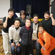 中村章二さん母、弟さんも囲んで、吉俣良さんと一緒に