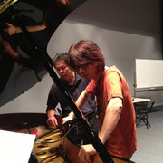 遠藤さんからピアノ修復の様子を聞く吉俣さん。