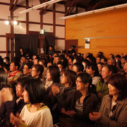 連日、満席の会場