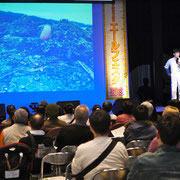 流された漁具や瓦礫がいっぱいの浜の様子