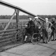 Kurze Rast an der Kanalbrücke