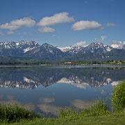 Die Uferpromenade mit Alpenpanorama und typisch bayerischem Himmel