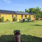 Der Garten ist weitläufig und sonnig