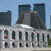 hinter dem Viadukt die Kathedrale von Rio