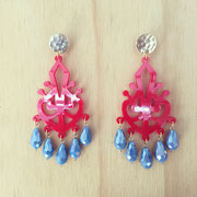 Cod.: A034A Ref.: MAXI ARETES ACRILICO CALADO ROJO + AZUL VALOR: $85.000