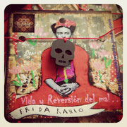 Tesoro: Calavera Mexicana. Símbolo: Vida y Reversión del Mal.  Manilla en Micro Cordón de Seda color Rojo + Dije en Acrílico Negro. 