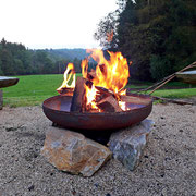 Lagerfeuer mit der Familie im Urlaub in der Eifel