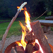 Stockbrot am Lagerfeuer im Urlaub auf dem Bauernhof