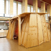 wundersame Behausung,  2009, Sperrholz, Styropor, Paietten, Bordüren, Lichtschlauch, 450 x 350 x 270 cm